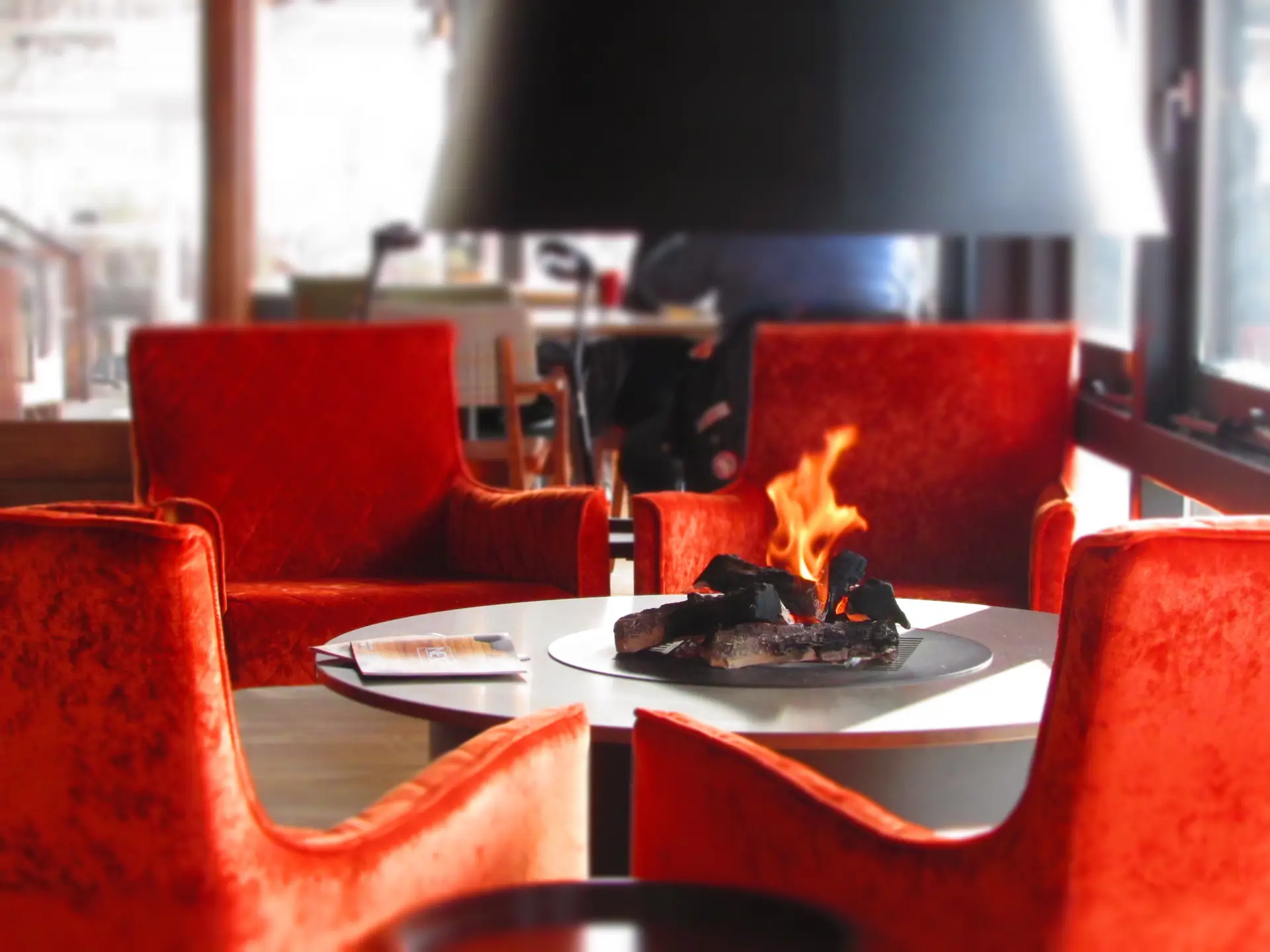 Elegantna hotelska avla s kaminom