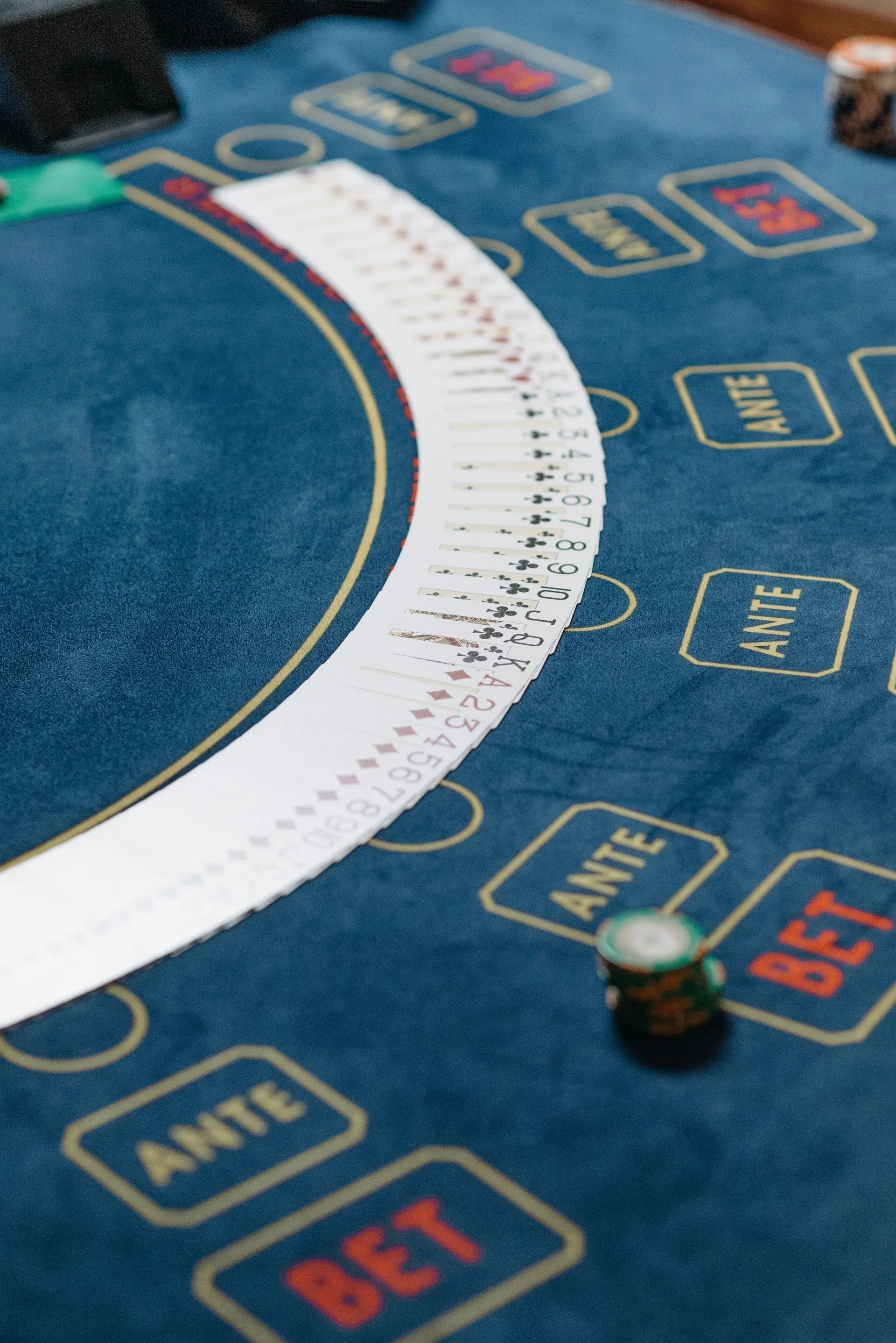 Igralne karte in žetoni na mizi za blackjack